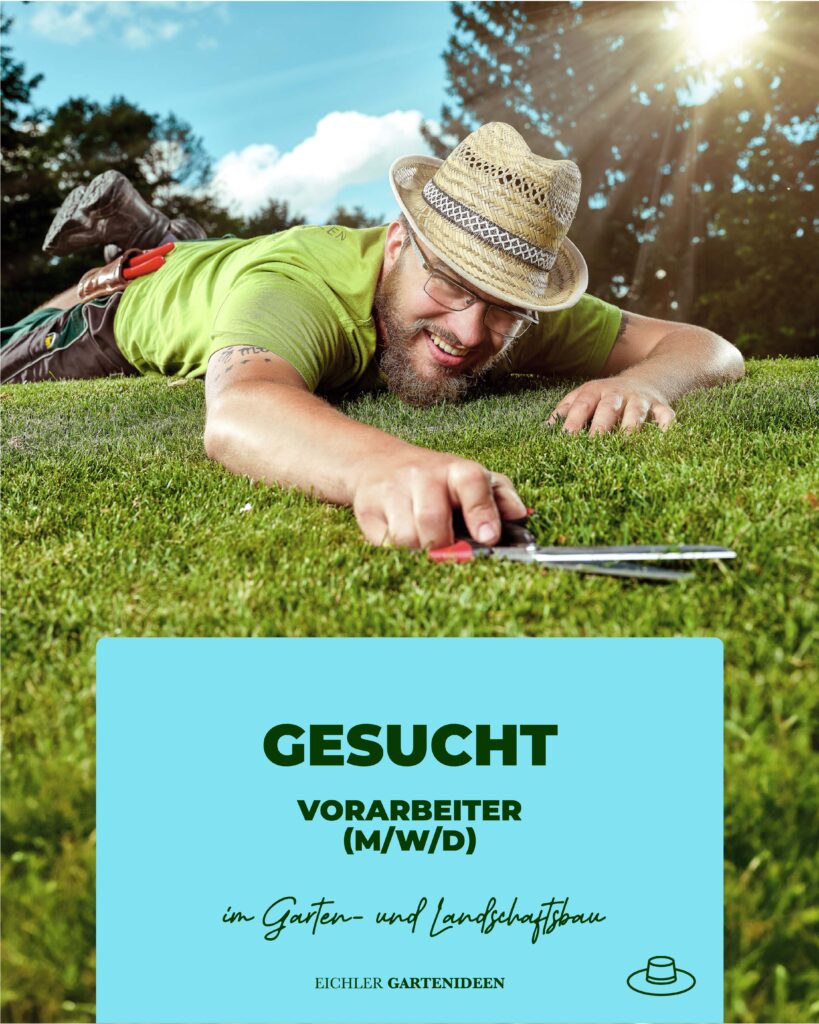 Vorarbeiter im GaLaBau gesucht. Mitarbeiter liegt mit Gartenschere auf dem Gras und schneidet es zurecht